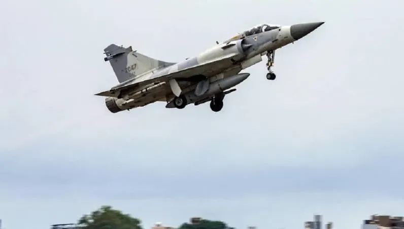 險象環生！幻象飛行員跳傘前反映「發動機衝激」　空軍證實：機身有鳥類血漬