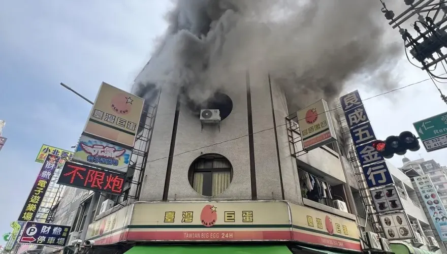 快訊/恐怖！嘉義火車站對面民宅3樓祝融　濃煙竄天際嚇壞民眾