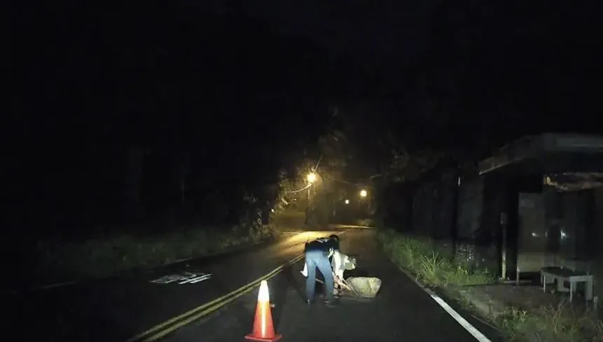 影/超暖！台中和平午後豪雨巨石擋路　警民徒手搬離