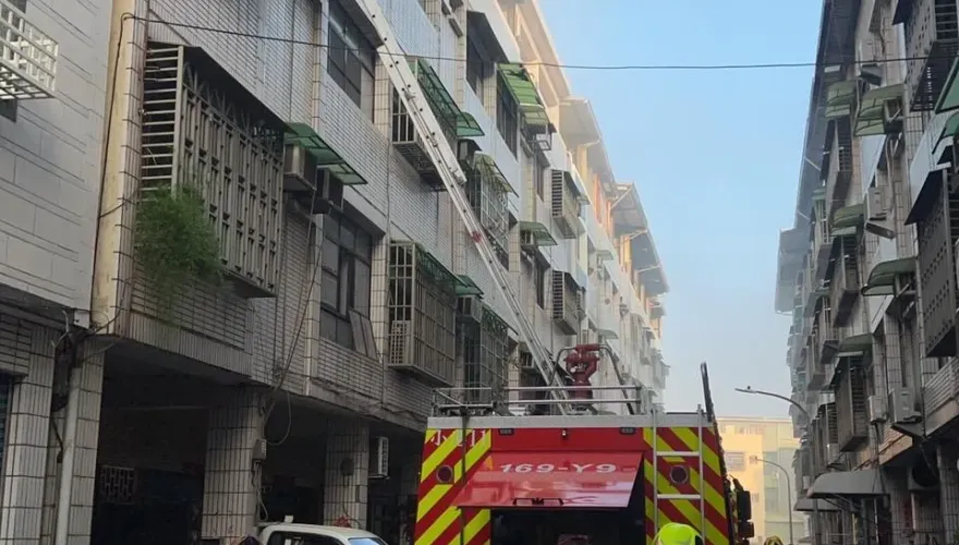 快訊/恐怖祝融擾清晨！高雄小港透天厝1F廚房竄火舌　1男嗆傷急送醫