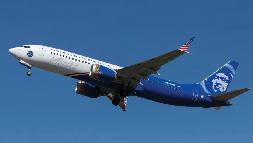 影/2飛機險相撞！美阿拉斯加航空班機起飛「急煞停」致爆胎　乘客獲賠3萬