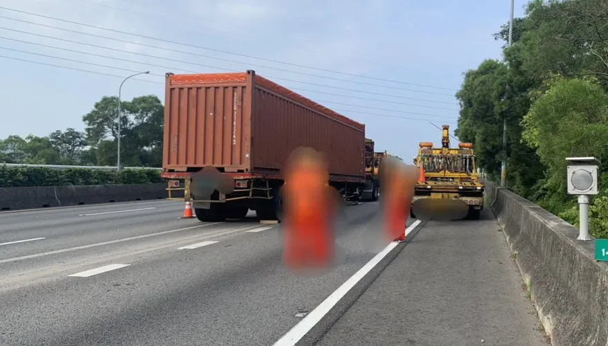 快訊/國道血滴子再現！國1南向苗栗段聯結車貨櫃脫落　後方車險遭擊落