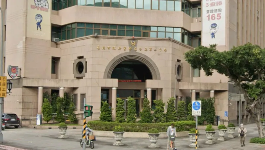 快訊/北市女警疑遭長官言語霸凌　爬分局頂樓「看風景」被勸下
