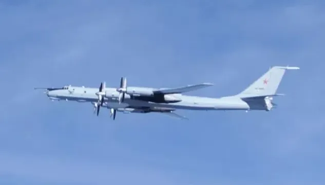 日防衛省稱2架俄國戰機繞日本列島飛行　航空自衛隊急派軍機升空