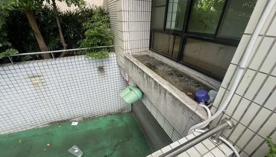 快訊/三重區公所爆46歲男墜3米高護欄！「腦出血、肋骨斷」命危送醫