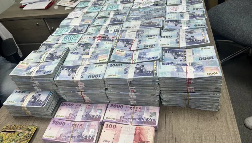7300萬錢磚塞爆保險櫃！詐團非法「吸金10億」41人落網　驚人畫面曝
