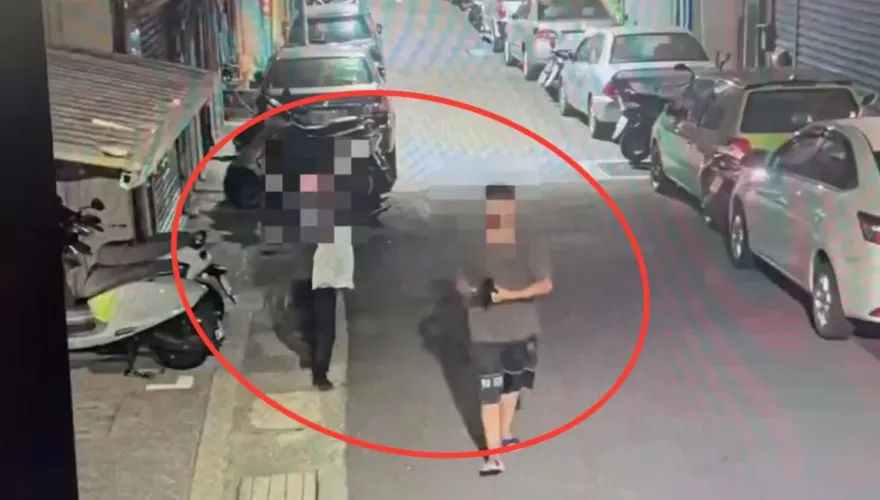 影/2男半夜摸走保全4支手機逃逸　進超商遭警甕中捉鱉活逮
