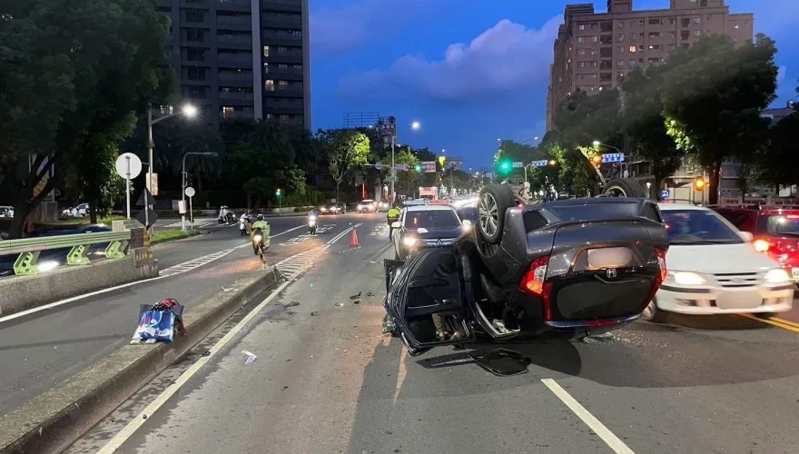 快訊/高雄轎車翻覆事故！路況不熟「自撞安全島」傷亡人數曝光