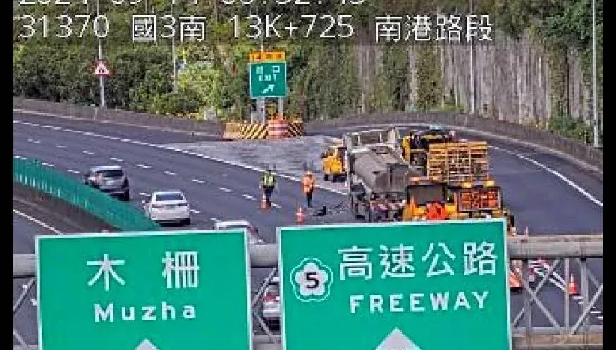 快訊/現場慘況曝！國3南下南港交流道「6車追撞」7人受傷　貨車載有氯化鈣