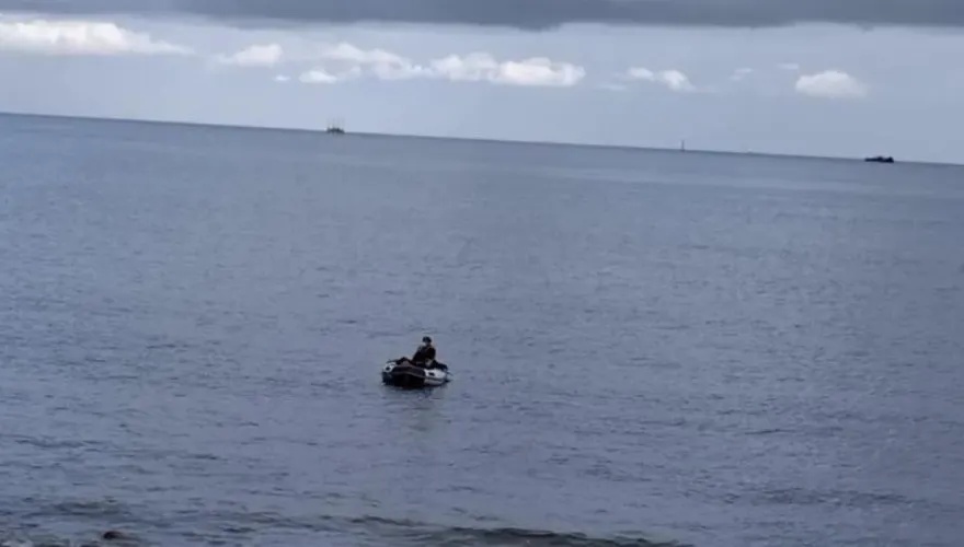 影/陸男偷渡划進林口！海上漂4天「海巡花34分鐘救人」送醫　救援畫面曝光