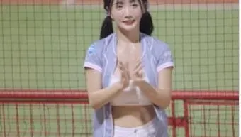 影/車頭燈超亮還開遠光燈！F級女神被問「胸前為何總是反光」　她害羞了