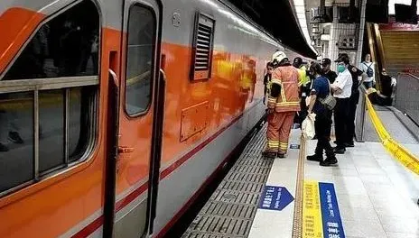 快訊/板橋火車站月台男子落軌　頭卡列車底受困搶救中