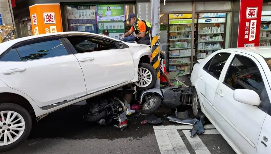 影/雲林虎尾傍晚上演「街頭飛車追逐」　失控撞電桿釀6人輕重傷