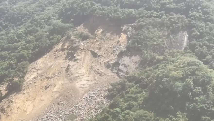 快訊/光禿山壁空拍曝！桃園雪霧鬧坍方斷路　露營區396人等搶通