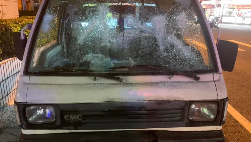 影/擺攤糾紛！屏東貨車遭5煞棍棒砸毀  警追到1人到案說明