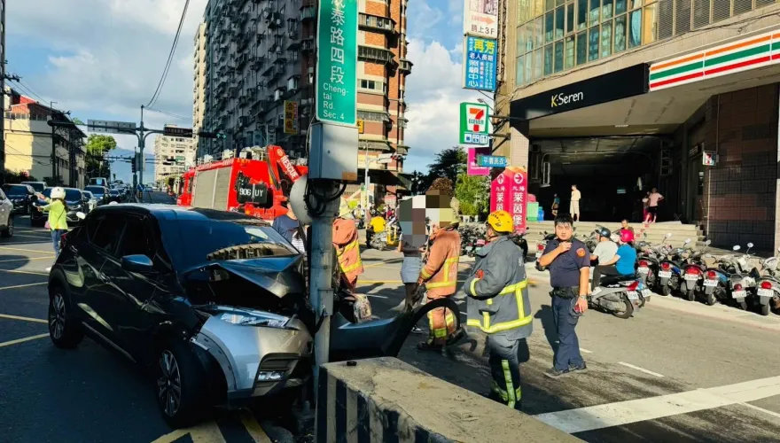快訊/五股嚴重車禍！轎車自撞分隔島「車頭全毀」15歲少年撕裂傷、意識不清送醫