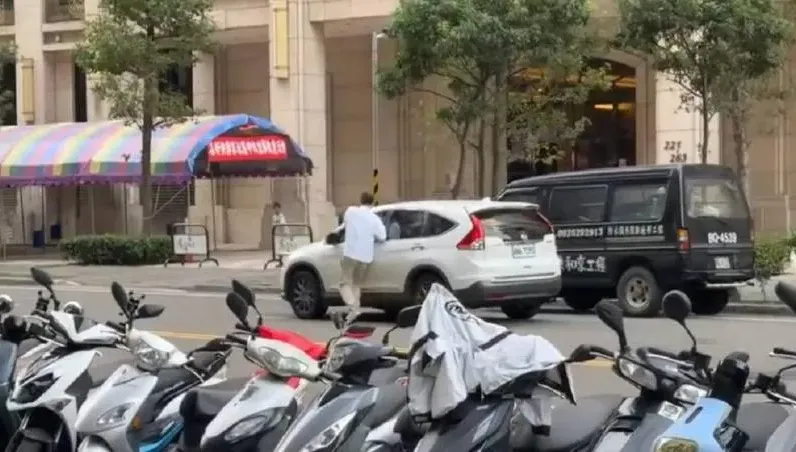 好痛！桃園情侶吵架「男友手遭車窗夾住」　女友竟踩油門拖著跑
