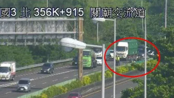 快訊/上班要遲到了！國3關廟交流道小貨車翻覆　主線道暫封閉