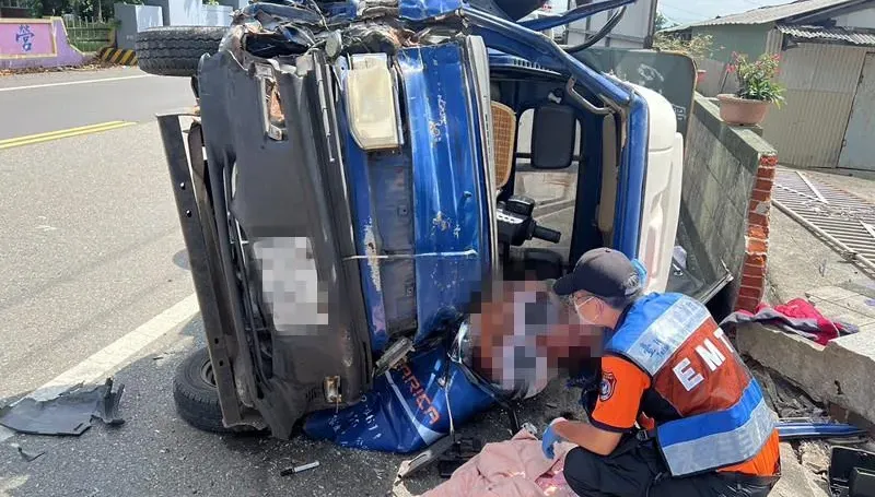 快訊/台南小貨車撞民宅圍牆側翻　1男1女腿骨折送醫搶救