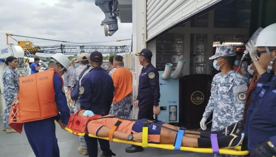 菲海警船撤離仙賓礁畫面曝光　4船員「虛脫打點滴」抬擔架送醫