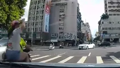影/綠燈了還不走！機車後座女被叭不爽「怒砸手搖垃圾」　駕駛傻眼