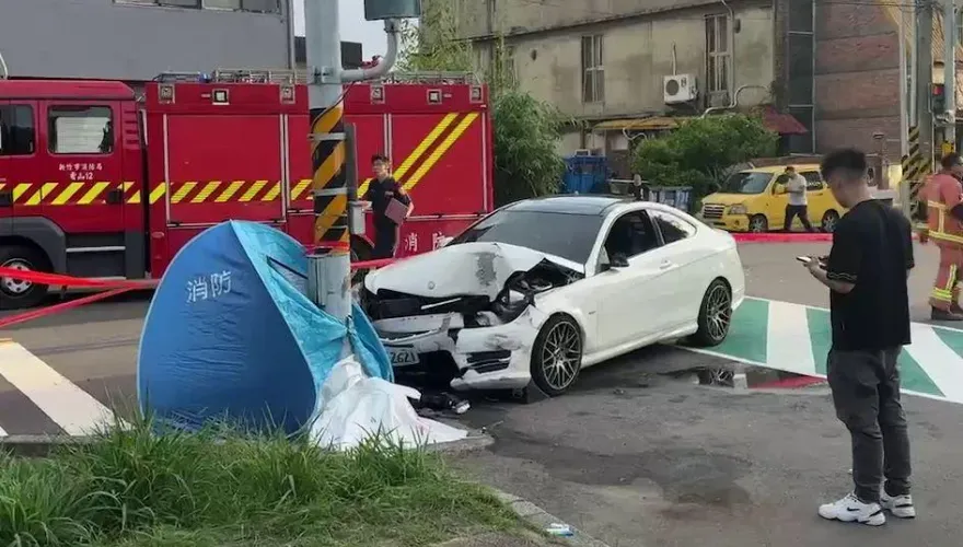 快訊/奪命2秒！新竹黑衣男開白賓士蛇行、逆向衝校門口釀死傷全程影片曝