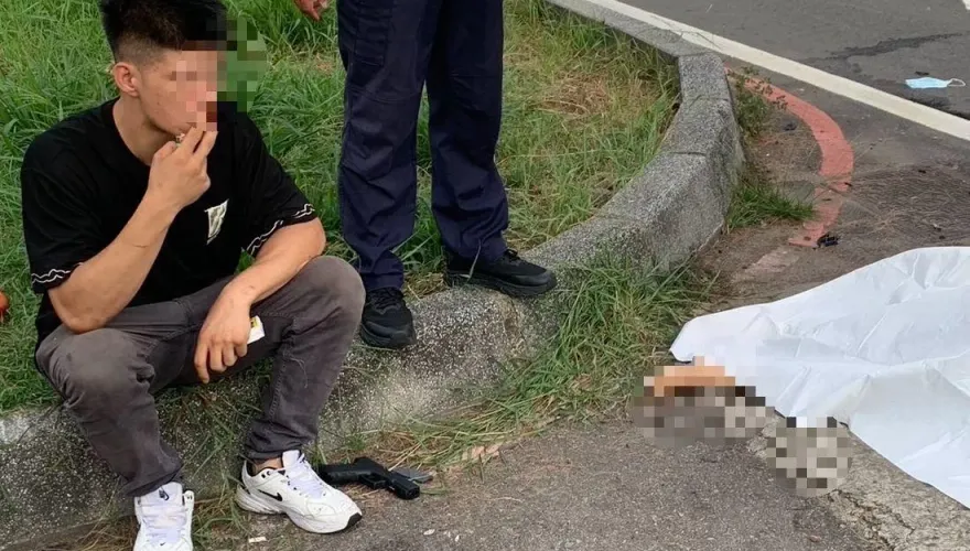 快訊/還淡定在死者身旁抽菸！賓士屁孩國中前撞死人　被搜出槍跟「喪屍菸彈」