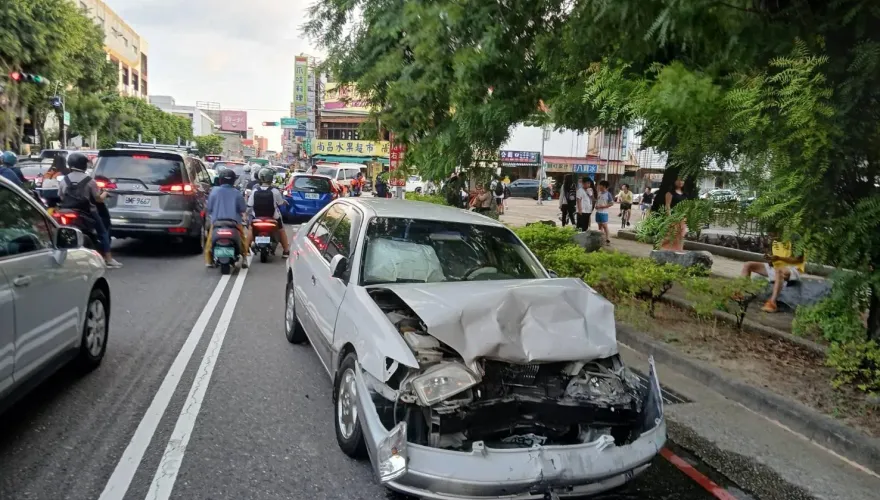 快訊/台南放學時間嚴重車禍！他逆向失控撞8車釀4人輕重傷　辯「為了閃機車」
