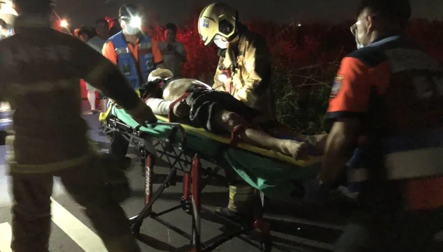 快訊/酒駕自撞跌落3米水溝！台南醉漢斷手急送醫　警赴醫院戒護調查