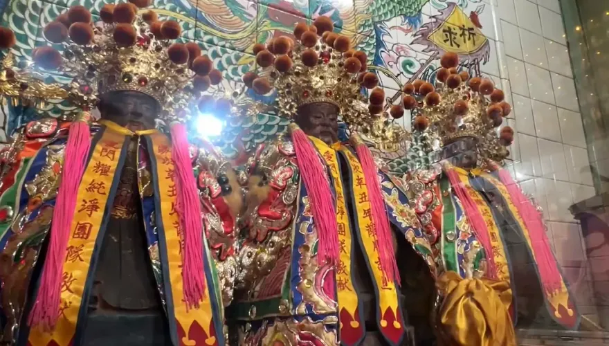 影/中秋搶財氣！台南「大埔福德祠」衣櫃爆倉　博聖杯送35件神衣