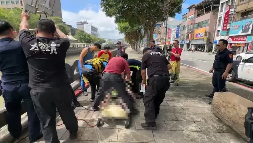 快訊/基隆廟口田寮河驚見人體！男子載浮載沉　救起命危