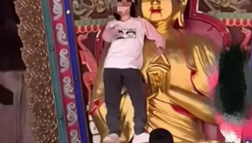 影/陸女攀爬佛像激喊「老子是活菩薩」　工作人員屢勸不聽…下場曝光