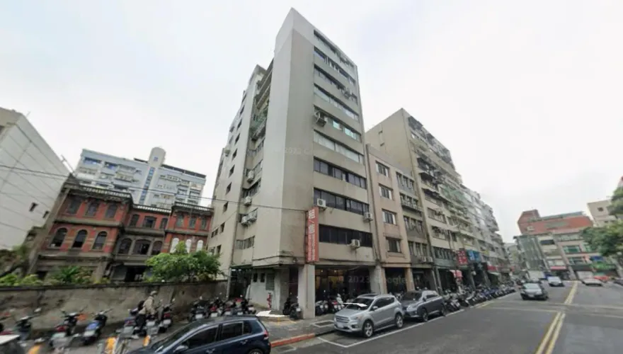 北市大同區舊華廈外牆大面積磁磚崩落　冷氣室外機遭波及墜落砸車