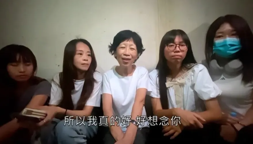 柯文哲遭羈押滿月！200小草北所外靜坐聲援　陳佩琪也來了