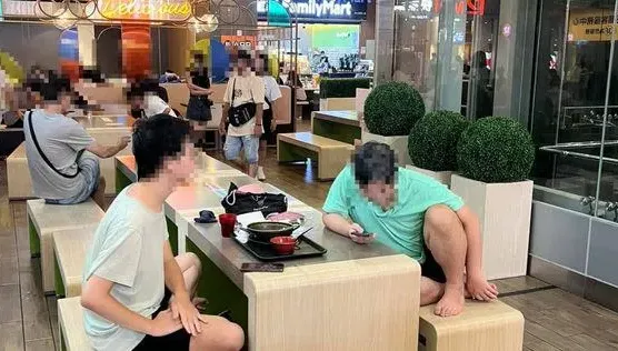 噁！汐止遠雄廣場男用餐「邊摳邊抖腳」　網友看傻