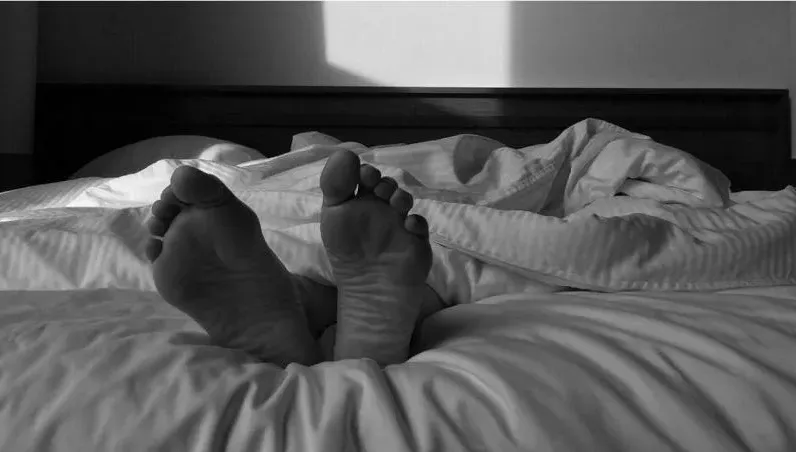 人妻脫口「丈夫發黑了」嚇壞鄰居　日警查出已死亡多時…伴屍原因曝光