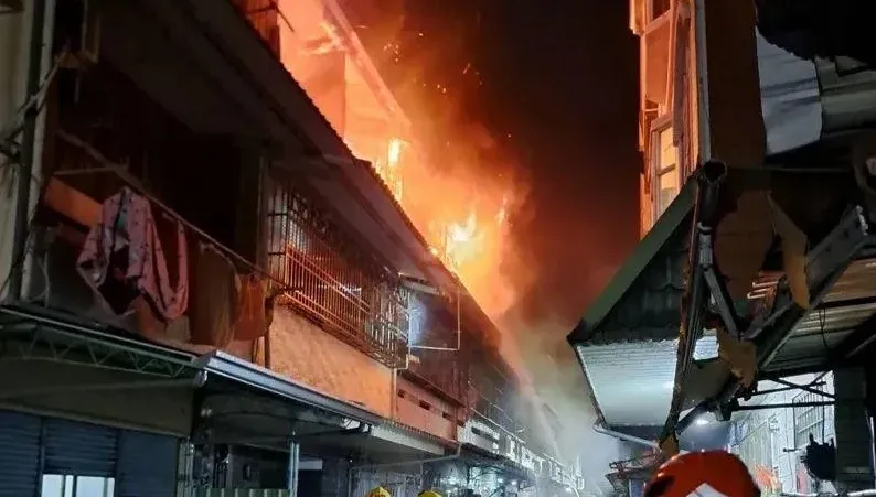 嘉義市嚴重火警「延燒5戶」疏散15人！警消窄巷艱難灌救　疑烤肉不慎釀禍
