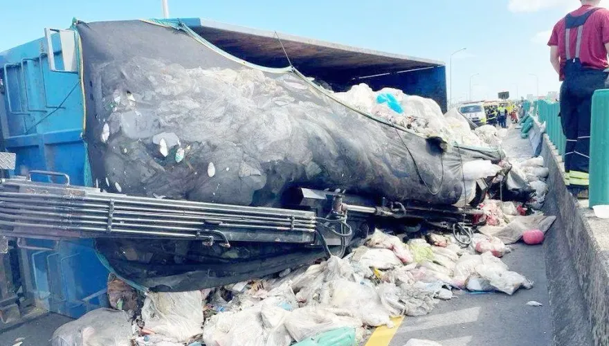 整條路臭到紫爆！台61線南下大園高架段「資源回收車爆胎翻車」