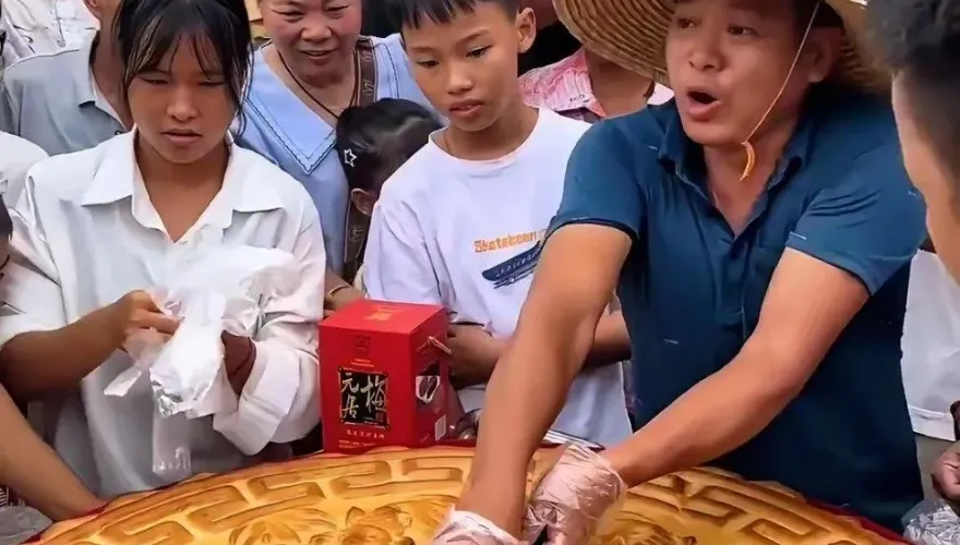 影/全紅嬋父親送百公斤超級月餅！中秋家宴畫面曝　網羨慕：一家人好有愛