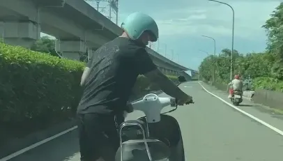 無端龜速擋車！台南機車怪男囂張倒數…「安全帽狂砸車窗恐嚇」　警追究2罪