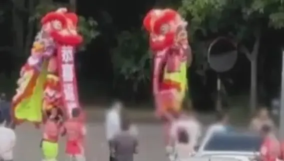 影/台中監獄前「鋼管女郎、舞獅團」高調接風　法院不罰警將抗告