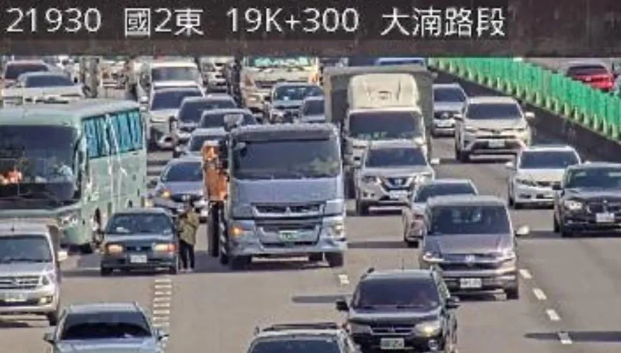 快訊/國2東向19公里追撞事故！占用中間車道漸回堵　上班請注意