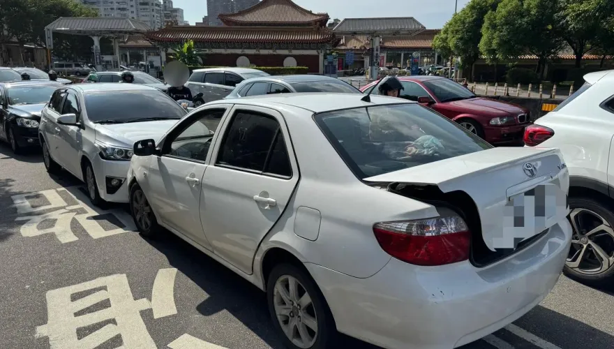 影/熬夜打電動！22歲男板殯前「睡著了」連撞兩車、衝到對向