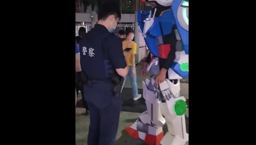 影/鋼彈男瑞豐夜市COSPLAY！陌生男自串「經紀人」求分紅　沿路跟騷怒報警