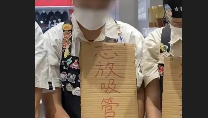 玩梗翻車！陸飲料店員工脖掛「我有罪」杯架上銬惹議　業者：抱歉玩過頭