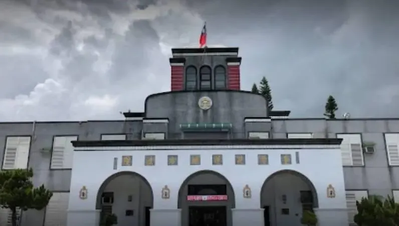 花蓮地院民事庭驚傳墜樓！男錄事突從2樓墜下　緊急送醫撿回一命