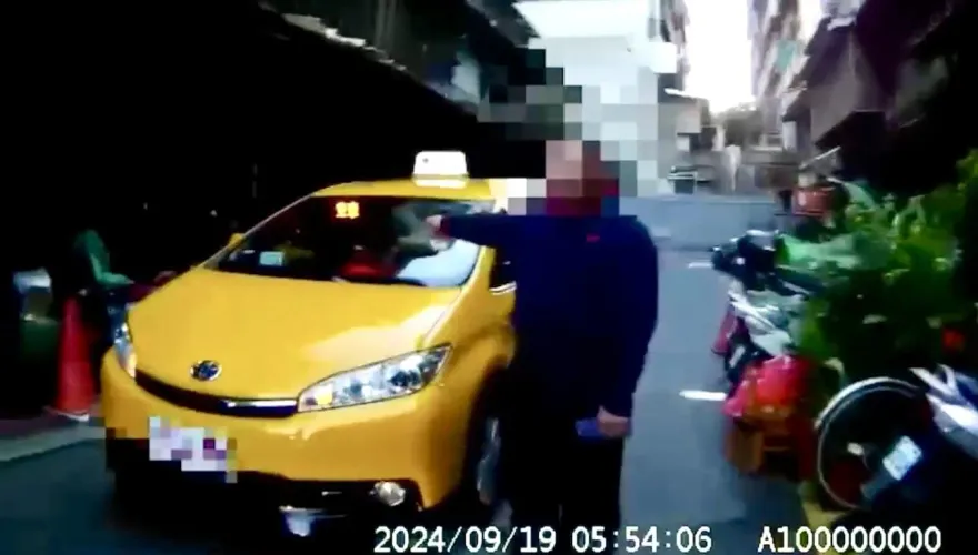 影/北市醉漢搭小黃懷疑少找100元　霸車睡翻運將傻眼無奈報警