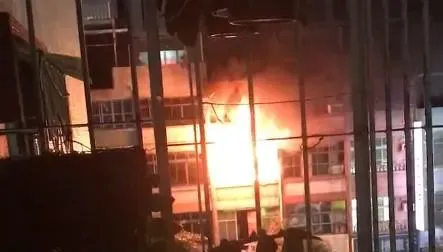 影/高雄二手家具店倉儲驚傳火警！火舌竄出窗外　鄰居急報警