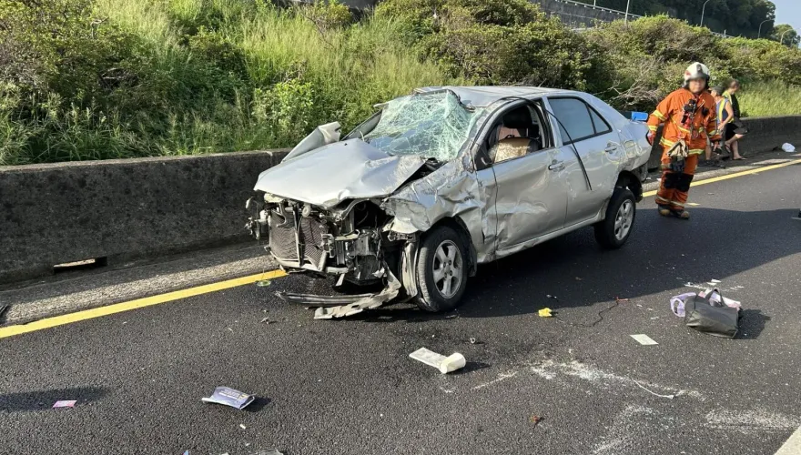 快訊/驚悚畫面曝光！國一南下桃園段2車追撞　女駕駛拋飛腦漿外溢身亡