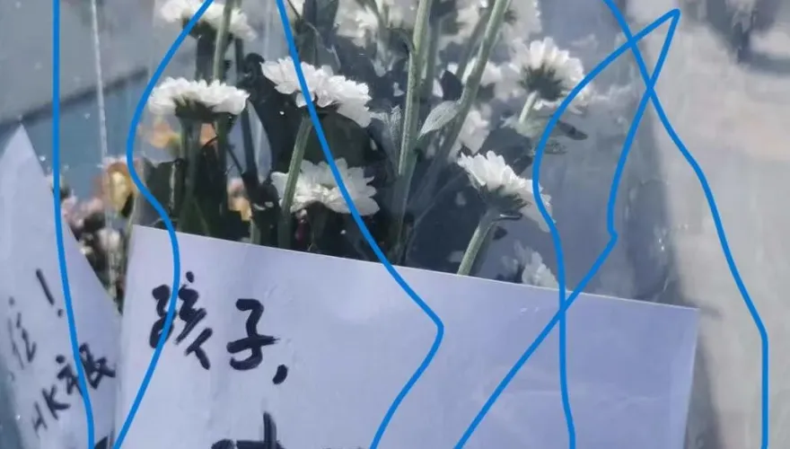 影/深圳日童遇刺亡！當地民眾赴事發地獻花　陸官方出手降溫網路仇外情緒